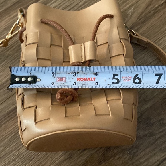 NWOT MELIE BIANCO VEGAN LEATHER BAG - JODY
Woven bucket crossbody - Picture 9 of 10